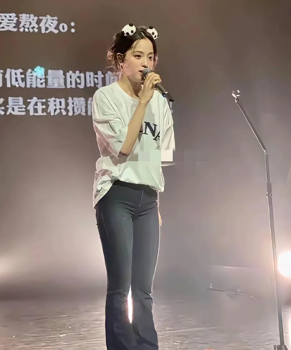 欧阳娜娜还是适合穿裙子，牛仔裙暴露她的腿型了，一点儿也不好看，还不如普通女孩子的腿型好看，她的身高优