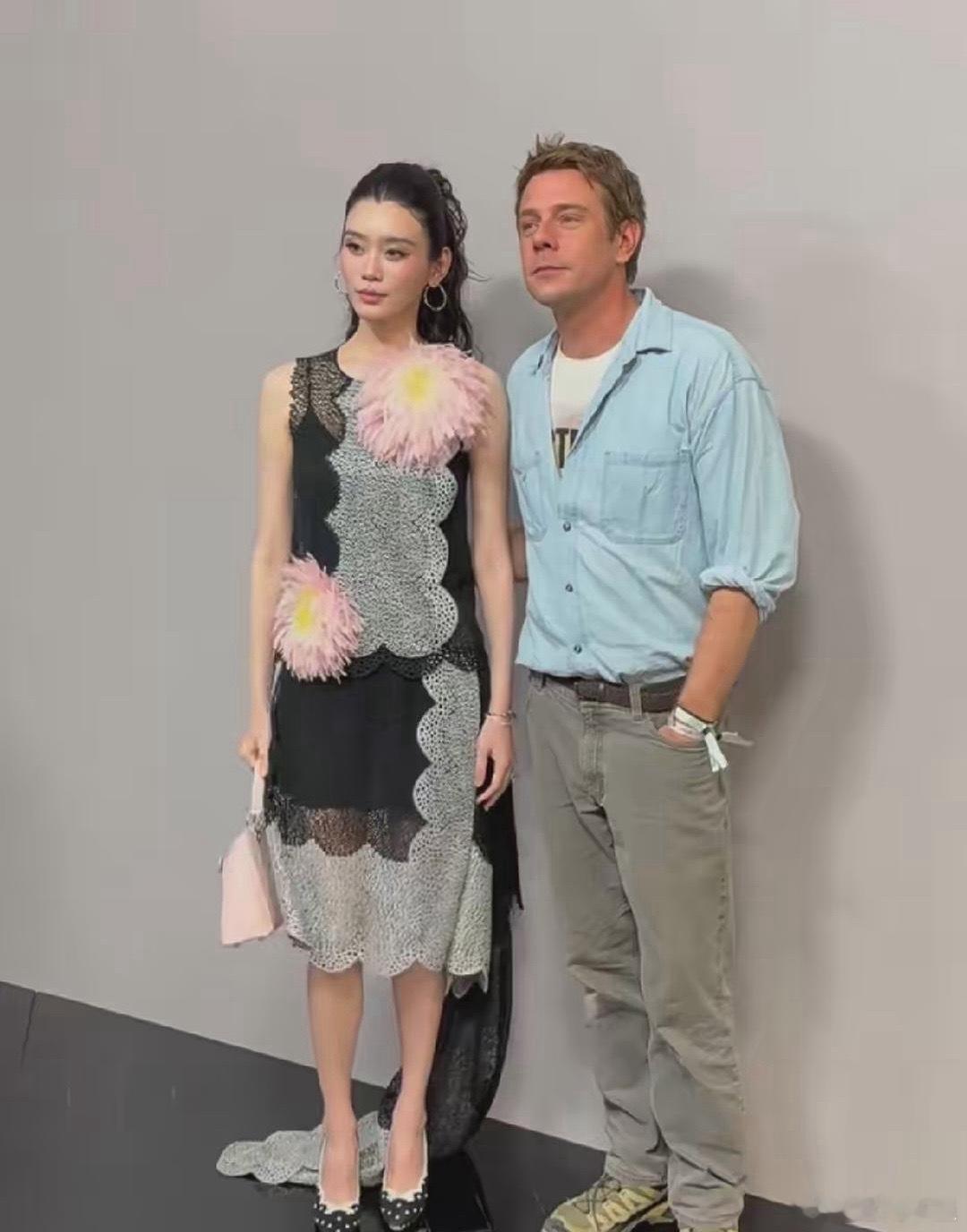 奚梦瑶赴巴黎出席高定大秀，上月刚在法国古堡办完婚礼。