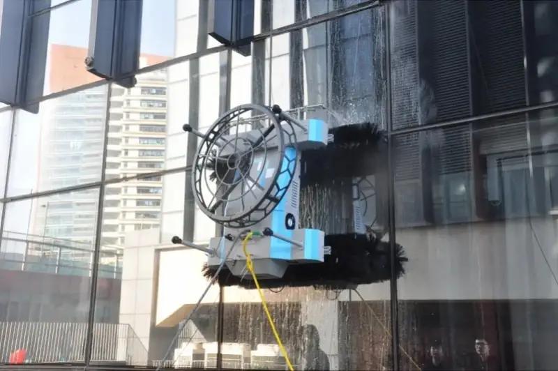 告别百米高空“蜘蛛人”！国产黑科技重塑城市高空作业如今深圳罗湖的高空幕墙清洁