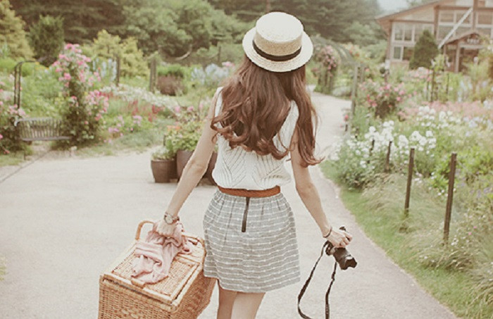 喜欢你的女人，会不自觉向你靠近，身体自带亲近感。心理学上说，人会下意识地向喜欢