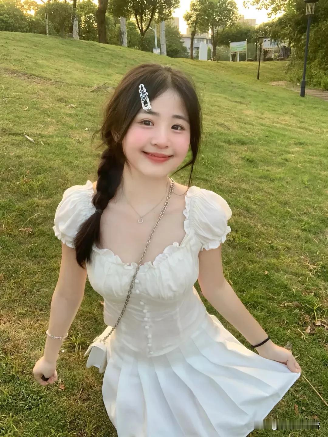 风掠过裙摆，阳光吻过草尖。少女与自然相拥，每一帧都是温柔的治愈。