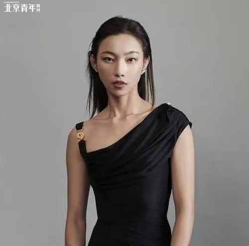 上戏的两届内蒙班一届是那尔那茜，一届是她妈妈，有人说那尔那茜的外公为解放内蒙做出