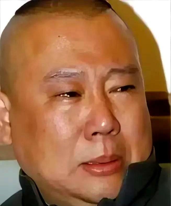 这事儿真让人唏嘘！最近天津德云社里，杨议父子早年送的题字悄悄被撤了。再看老郭最近