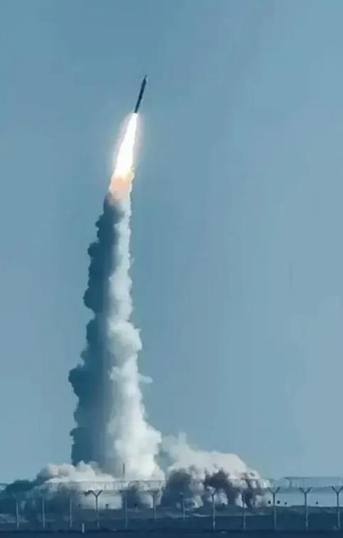 大连英博为球队发射专属卫星足球场六万多人喊一个名字，已经够震撼了。现在要把名字
