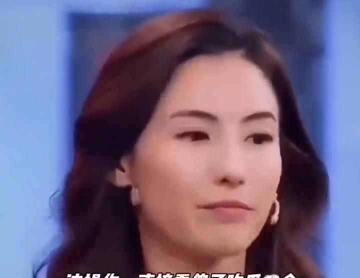 狄波拉把王菲和张柏芝的照片并排摆在客厅抽屉里。谢霆锋第一次看见时愣住了。母亲