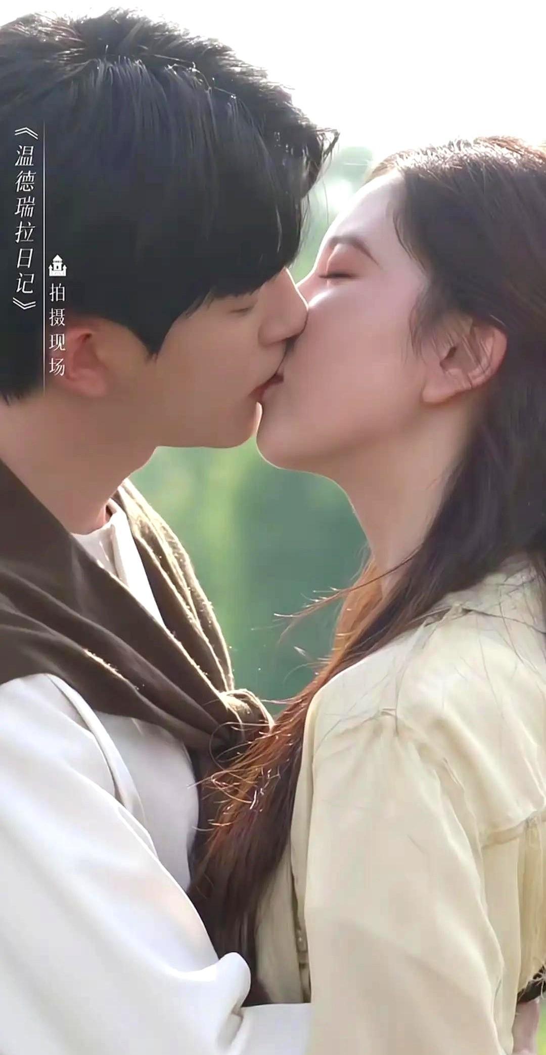 我们正在集体驯化一种新型宠物：屏幕里的“终身处子”。不是演员演了纯情角色，是资