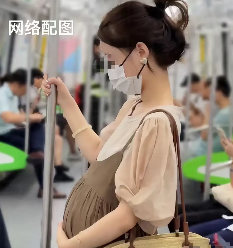 我发现了一个特别有趣的现象：学历高，工作好的姑娘怀孕后，照样挤地铁上班，生完孩子