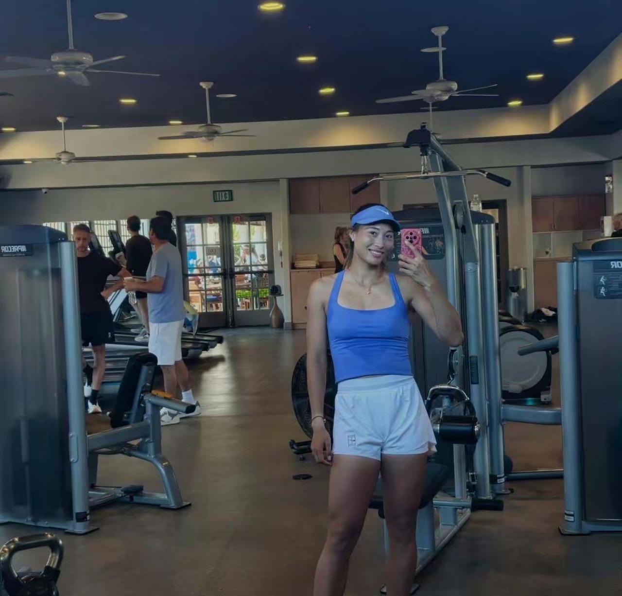 郑钦文健身，请问一下她用的是什么手机自拍