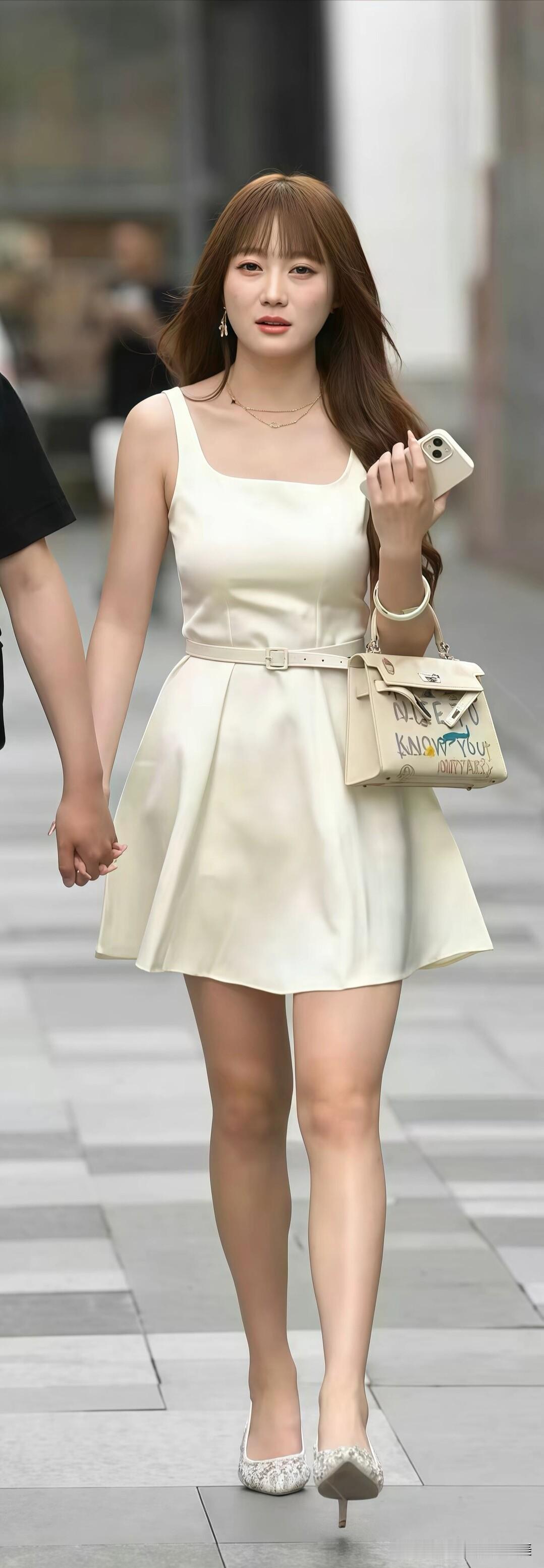 奶白缎面裙真的太显温柔啦，腰带收腰超显身材，配闪钻高跟鞋，搭上涂鸦小包包，出门随