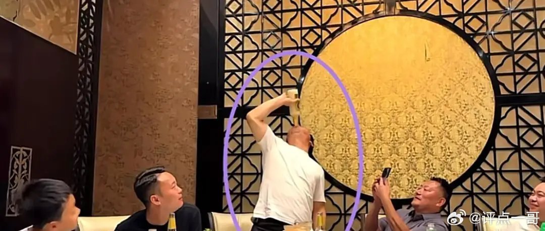 贾冰饭局偷拍事件彻底反转，戳中了无数人的痛点。辞去副处级铁饭碗深耕喜剧的他，为人