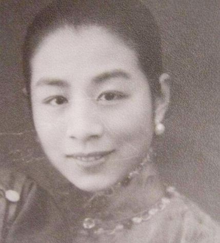 [点赞]1948年的杭州老宅，李国秦握着那方染了泪痕的丝帕，指尖冰凉。养女