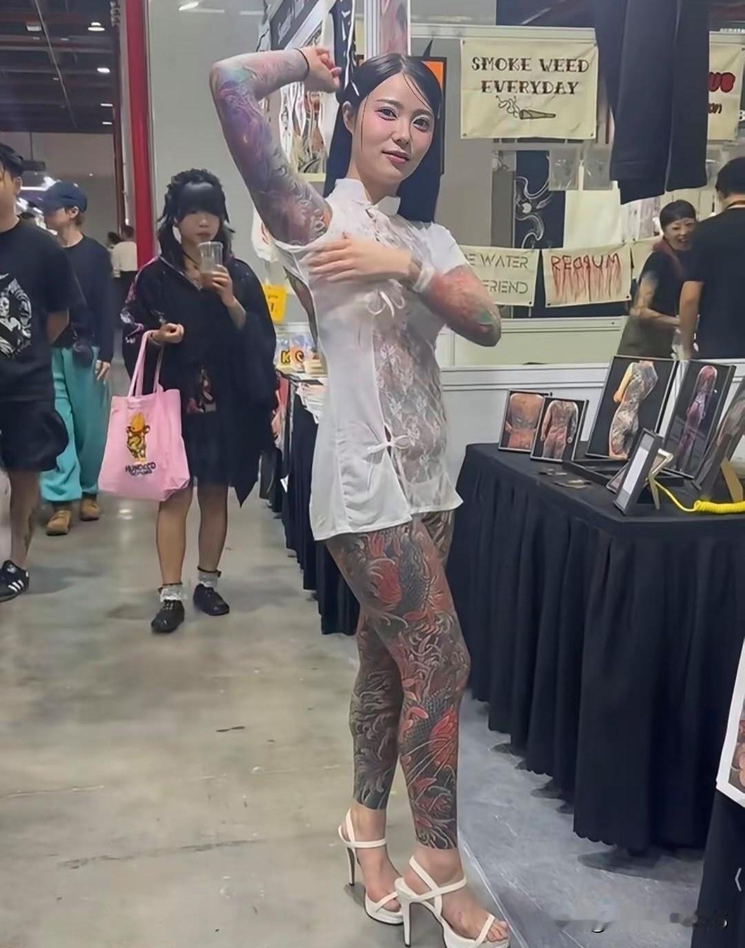 据说除了没有做手脚脸，全身上下已经纹满了；别看她现在一脸洋洋得意挺得瑟；我敢打