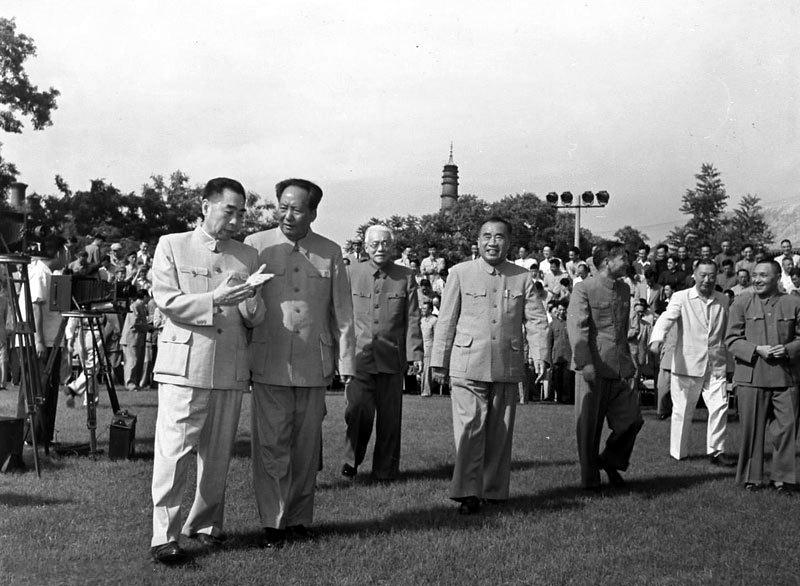 这张清晰的照片拍摄于1956年，毛主席与周总理在交谈。他们会见了参加全国科学规划