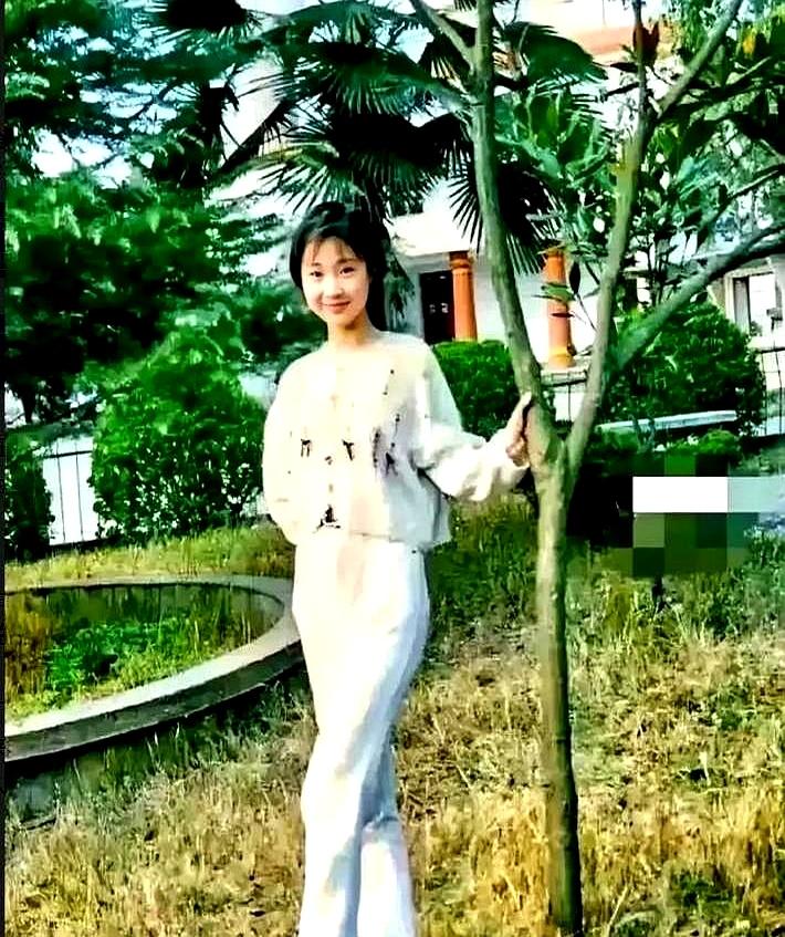 刷到柳岩16岁的照片，心里咯噔一下。那个眼睛里有光的姑娘，后来用眼泪和血