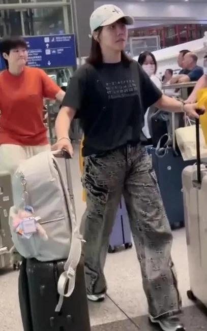 大家的关注点总是围绕在冠军的身上。同同打了那么多年球，有谁关注过她归程中风尘仆仆