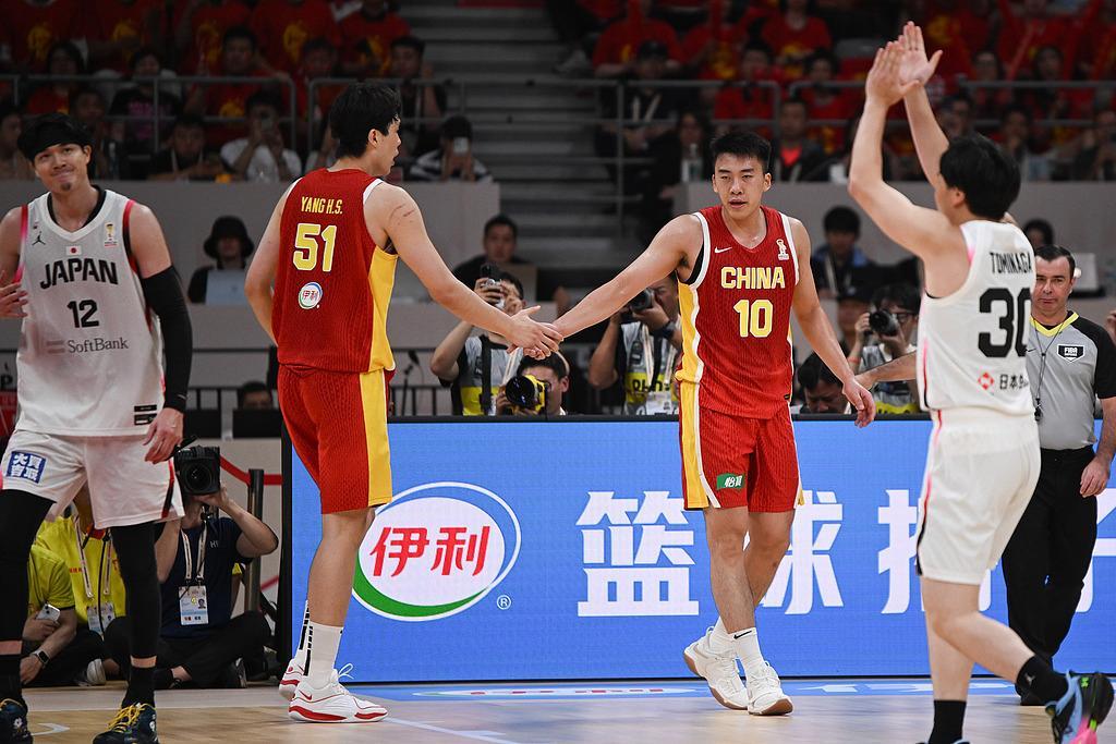 中国男篮惨败日本，预示着两个残酷事实！第一个，打不过韩国，也赢不了日本，在亚洲