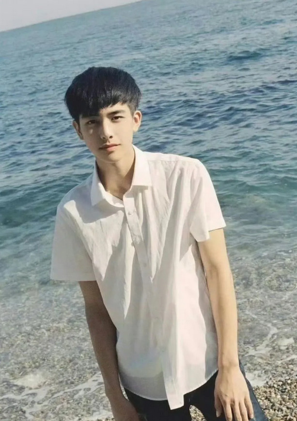 于正签的上一个未成年素人是宋威龙，别的不说，于正眼光还是不错的！​​​
