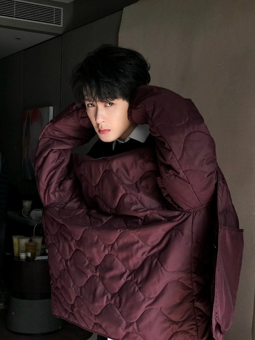 还以为檀健次把挡风被穿来了檀健次最新拍摄花絮有，咱就说第一眼还以为把挡风被穿来