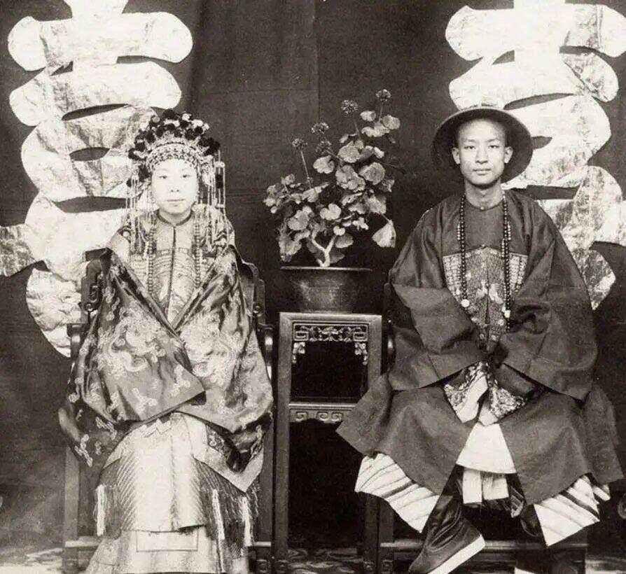 1833年，曾国藩结婚当天，新娘悔婚逃跑了，迎亲队伍扫兴而归，媒人觉得愧对曾家，