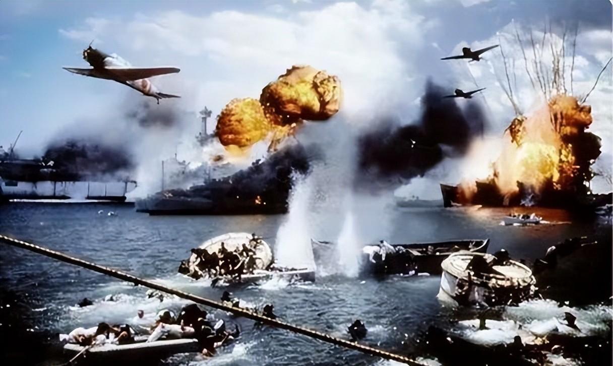 84年了，沉在珍珠港底下的亚利桑那号，至今还在往外渗油。美国人管这叫“黑色眼泪”