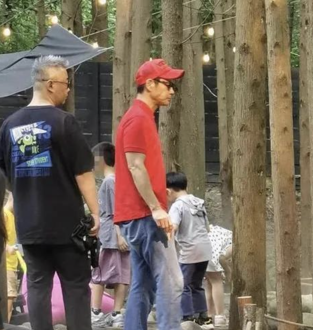 郑嘉颖携家人青城山之旅：陈凯琳身形消瘦引发健康担忧