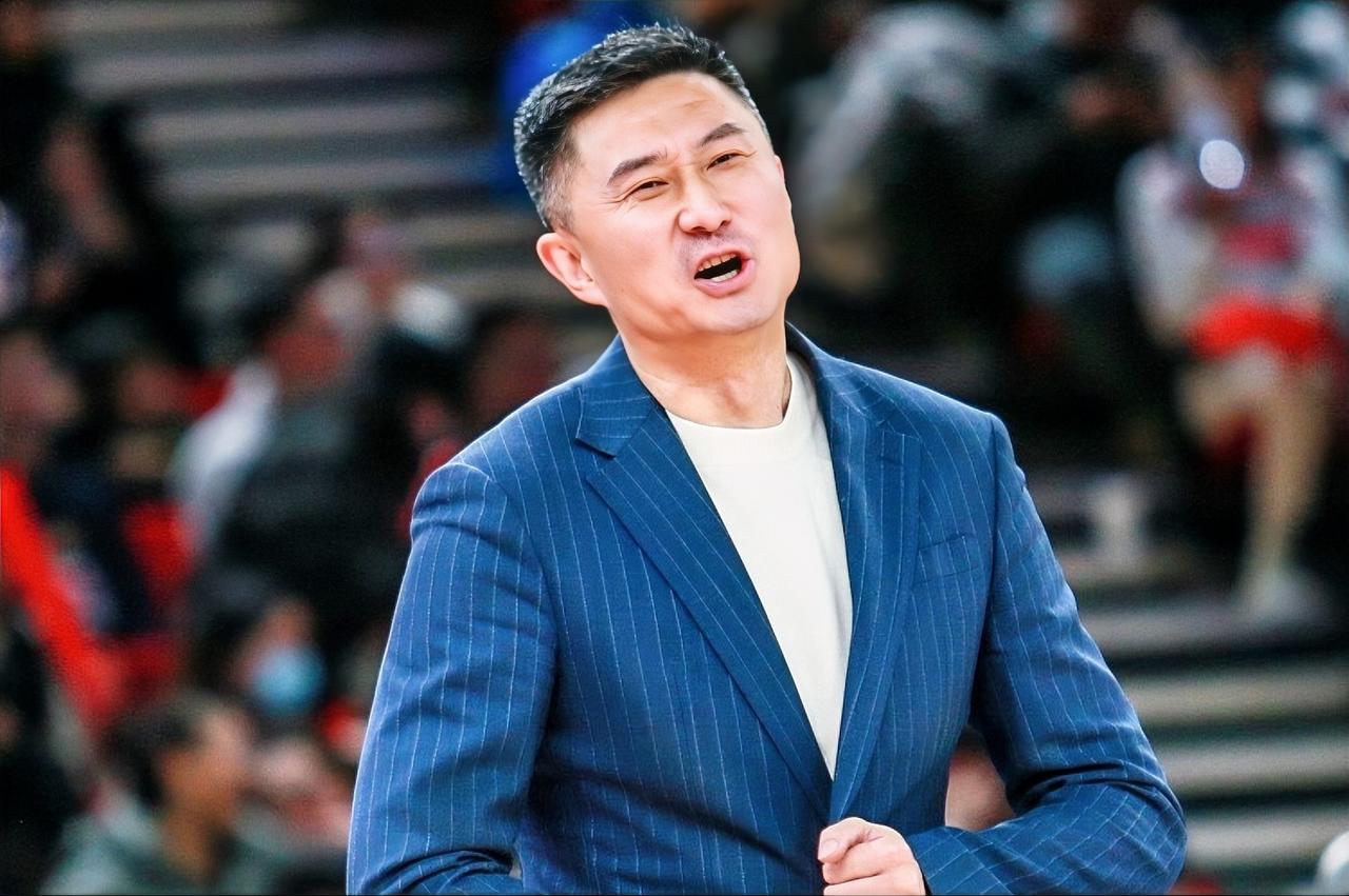 京粤大逆转！杜锋3大用人迷思，广东20分大翻盘变绝杀惨案主场作战的广东队，在