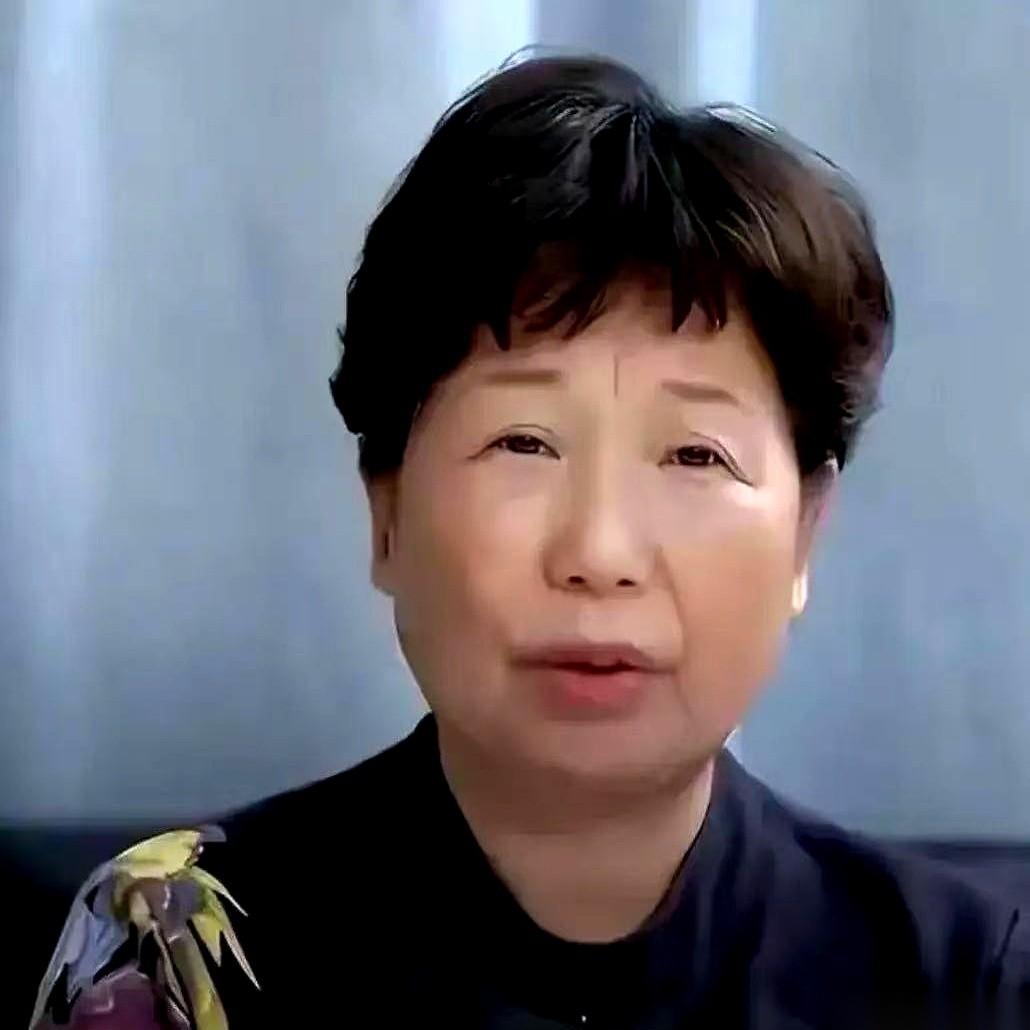 郭威搬离养父母家后，老杜夫妇现在的饭桌上常常只剩下一碗面条应付。以前他在家的时