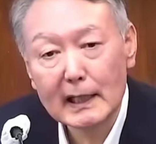 “亲手枪毙”震动法庭，大势已去的尹锡悦，面如死灰！2025年11月，首尔中央