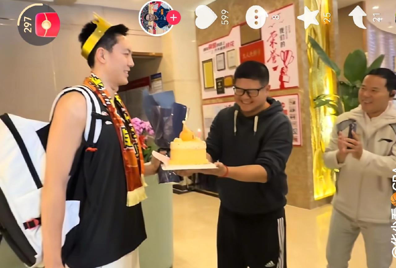 新疆球迷给胡明轩过生日，新疆队踩场都缺兵少将，宏远三将缺席踩场可能落选大名单