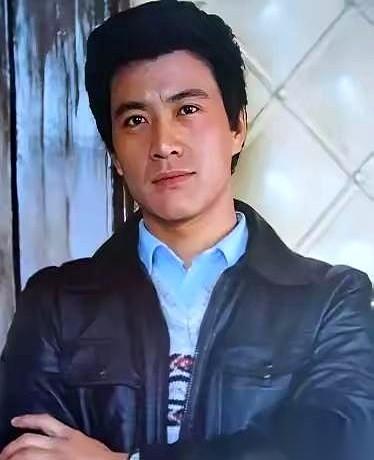 一张偶然流出的近照，把八十年代“内地第一硬汉”周里京，再次推到了大众眼前。第一