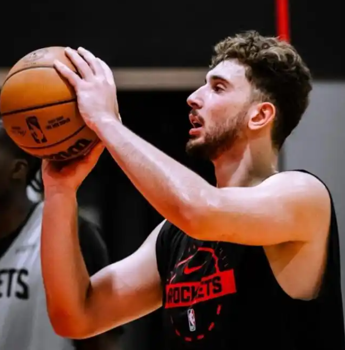 火箭VS活塞比赛中观感上，申京确实跟火箭脱节半场就开始要球，挡拆也不好好挡，也