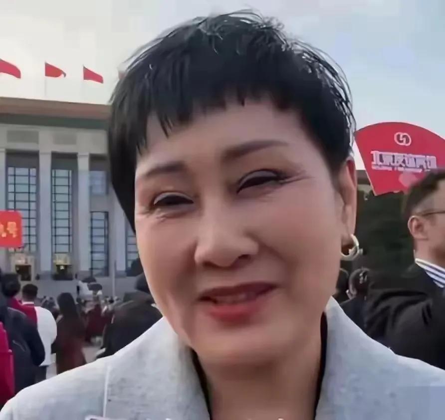 凯丽老师的眼睛也做双眼皮了吗？不然双眼皮怎么这么吓人？太双了吧看着有点失真了。