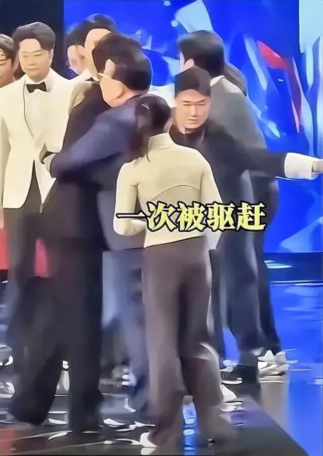 陈芋汐刚往中间挪半步，就被工作人员“请”了。网友炸了：奥运冠军还比不过流量爱