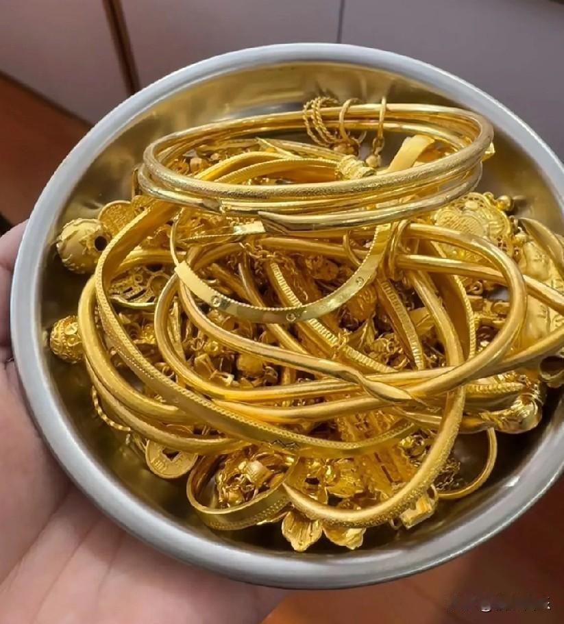 黄金这水太深了！不要认为现在稳当，其实它波动一点都不小，只是大家被“避险”两个