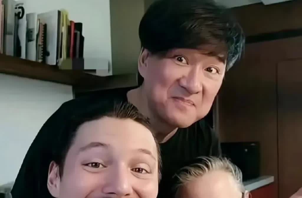 一夜之间，周华健的老婆天塌了不是因为儿子被吐槽长的像加勒比海盗而是因为自