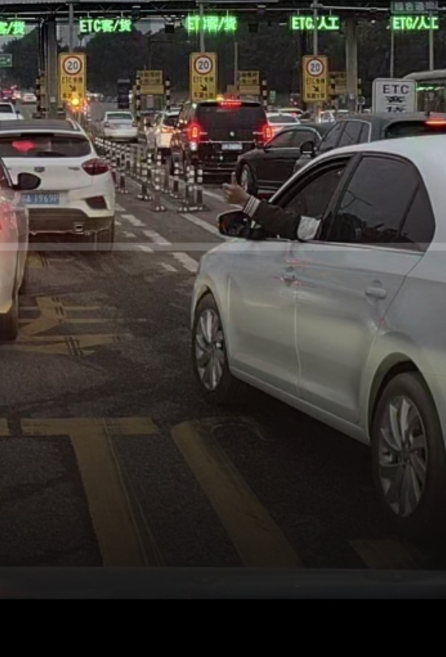 开了十几年车第一次遇到以前只在视频里面看到过，就是礼让行人或者给别的加塞车让道