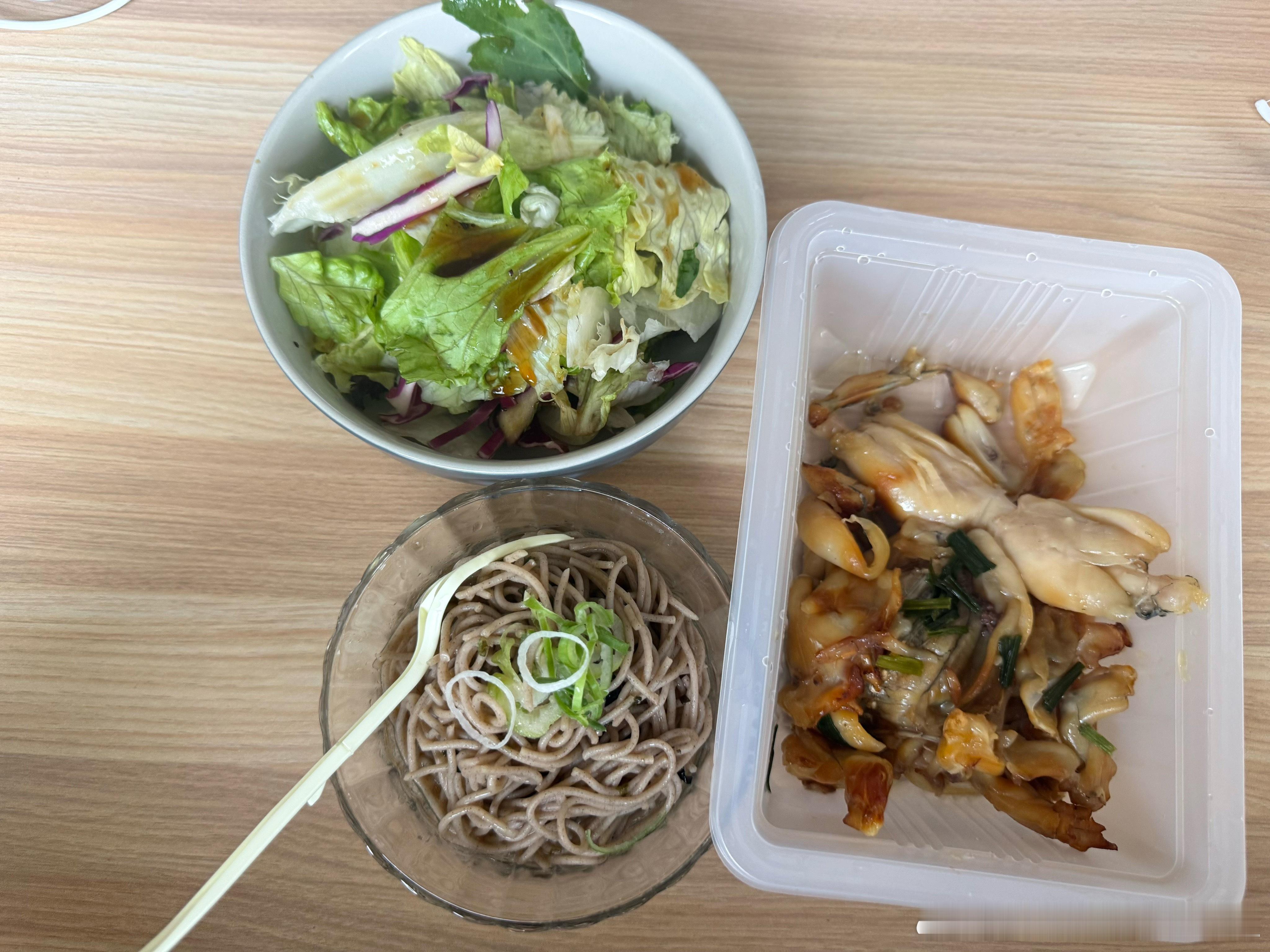 今日食谱肉松面包300大卡小蛋糕+小面包250大卡一根冰棍50大卡家