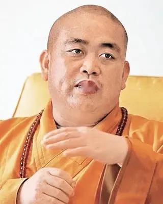 身披绛红袈裟，手握宝马方向盘，堵在二环路念《心经》。GPS导航提示“前方雷音寺5
