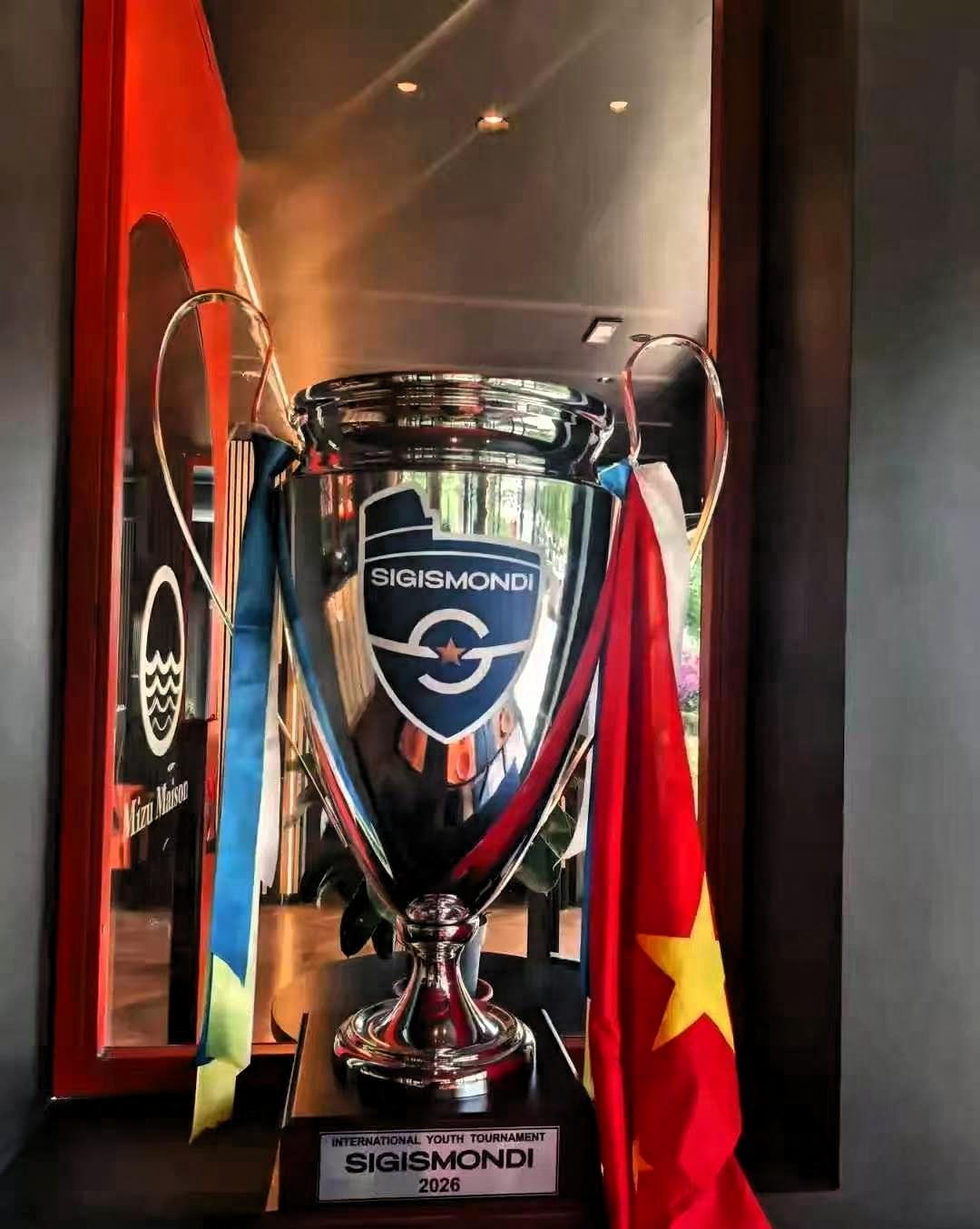 中国一小学生足球队在意大利夺冠，结果奖杯没带回国，留在了一家罗马中餐厅的柜台上