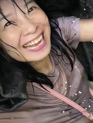 河北承德，因当地暴雨发洪水，一露营地内多人凌晨被困，期间，一被困者则拿起手机记录