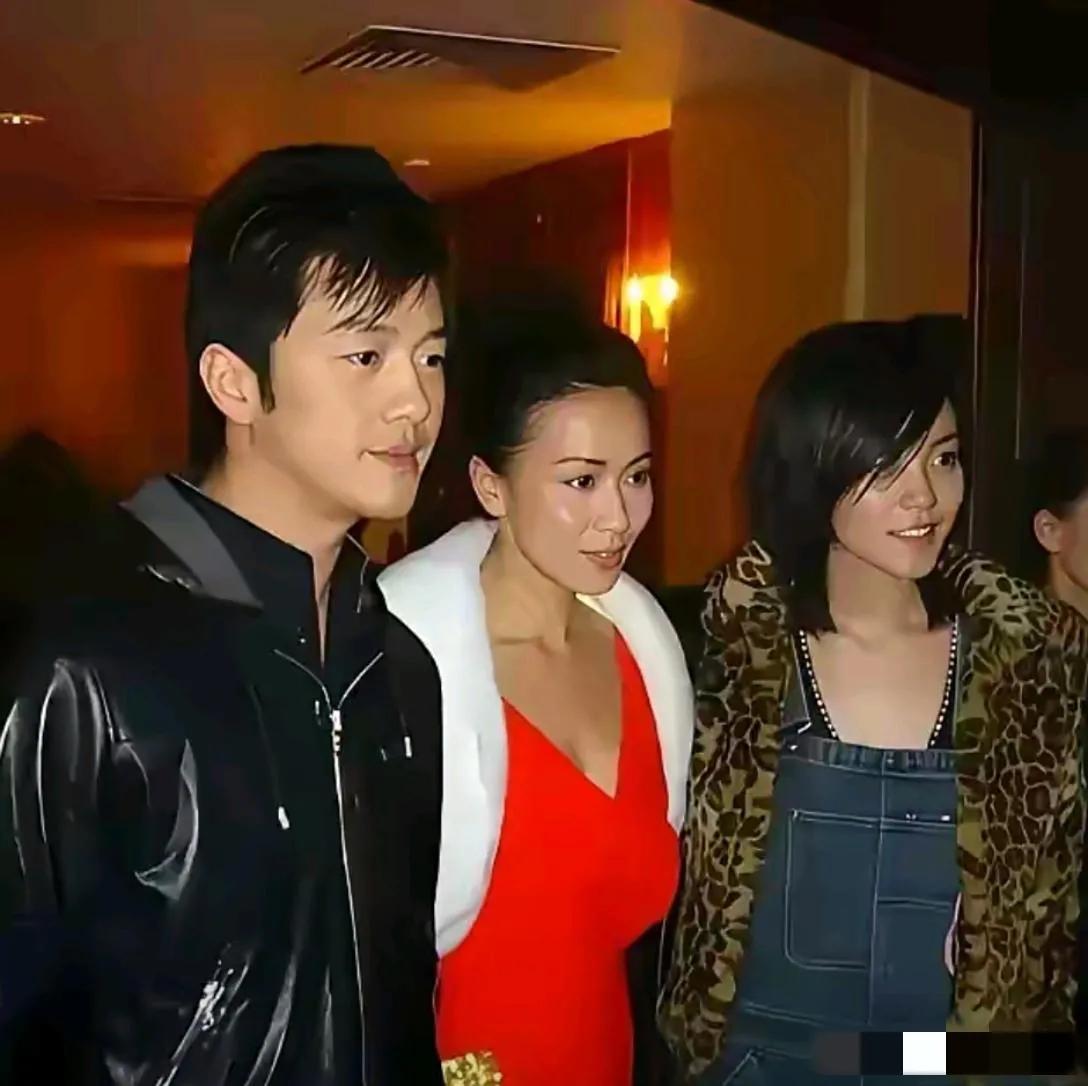 这是2004年李亚鹏与王菲的合照！总感觉李亚鹏与王菲在一起的时候才是彼此颜值