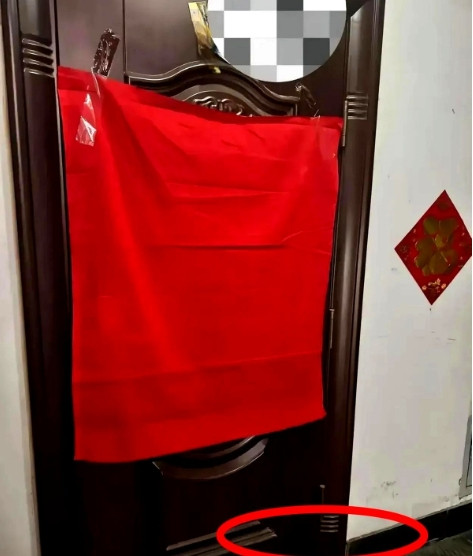 我家住六楼步梯，每次上到四楼我都不敢看，感觉领居家的门上瘆得慌，你们遇上这样的邻