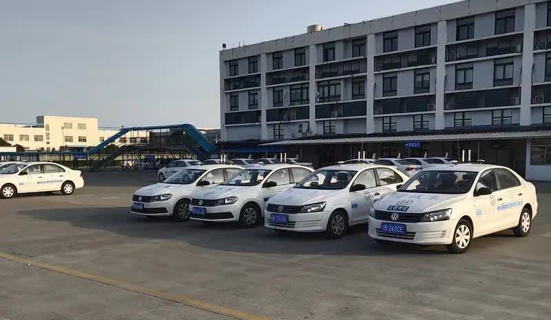我婆婆快50岁偏要考驾照，劝了八百遍都没用。趁我不注意交了3200报名费，知道的