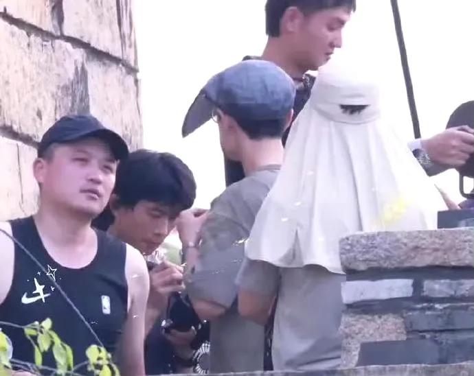 肖战《谍报上不封顶》片场脱衣路透流出，并非简单的身材秀——紧实肌肉线条里，藏着谍