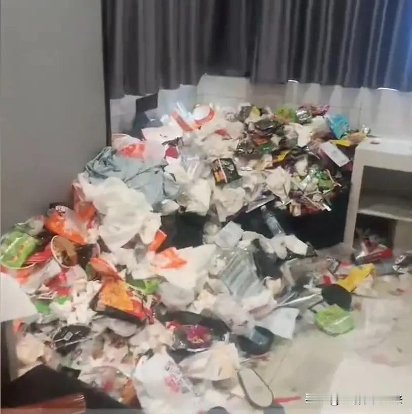 太恶心了！成都，一对00后情侣在酒店连住145天，退房时房费还欠着，人却在凌晨偷
