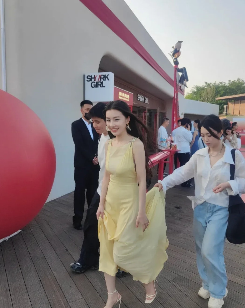 电视上看着一般般，真人确实漂亮，身材比例也很好。[玫瑰][玫瑰][玫瑰]