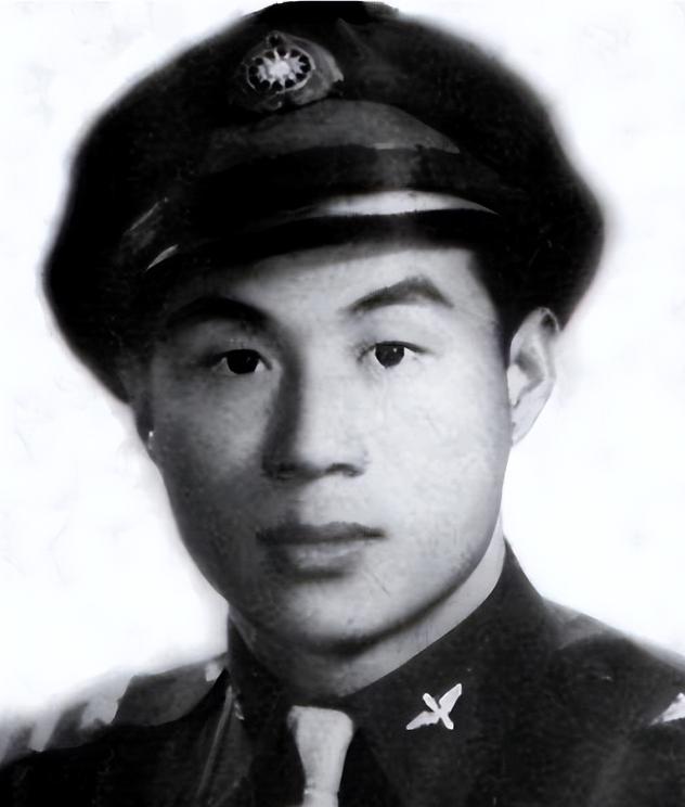 1983年，63岁老农给领导倒水，因穿了一条空军拉练裤暴露身份。一查不得了：他曾