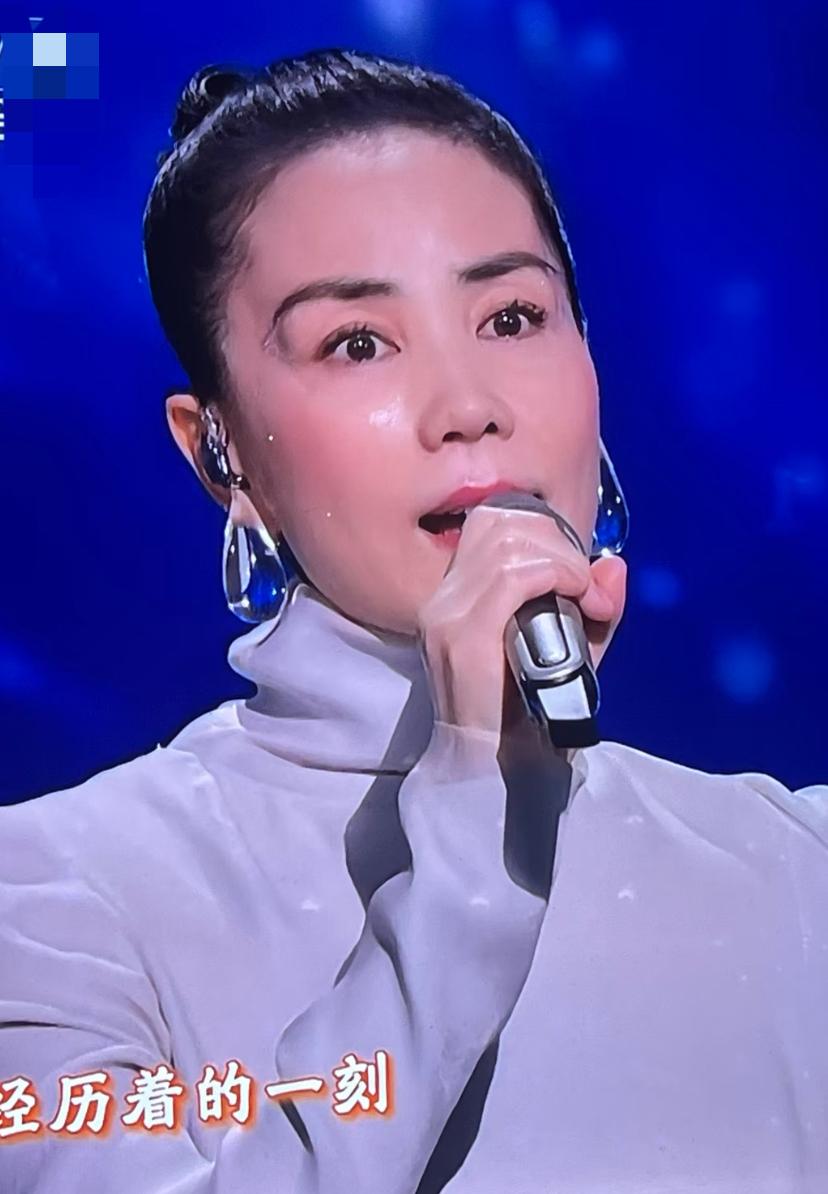 王菲唱歌时戴的大耳坠实在太抢镜了起初我还纳闷，这耳坠真的好看吗，这么大这么沉，