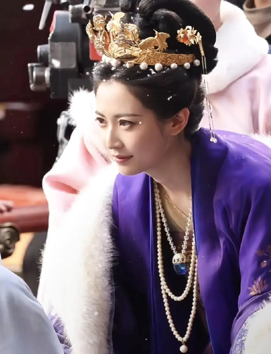 于正这次是力捧陈钰琪了，此前她已经被观众嘲，万年不活体质。于正就喜欢挑战捧火这