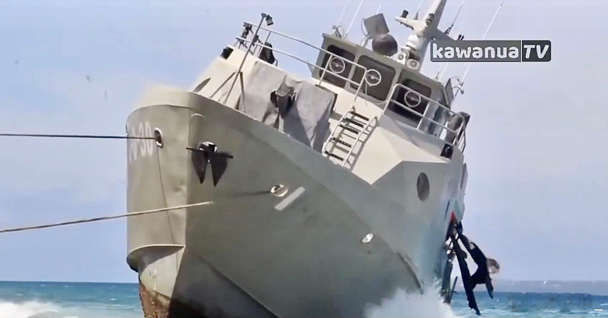 印尼海军一艘28米巡逻艇昨天在北苏拉威西省塔劳群岛的一个海军基地附近搁浅，艇体出